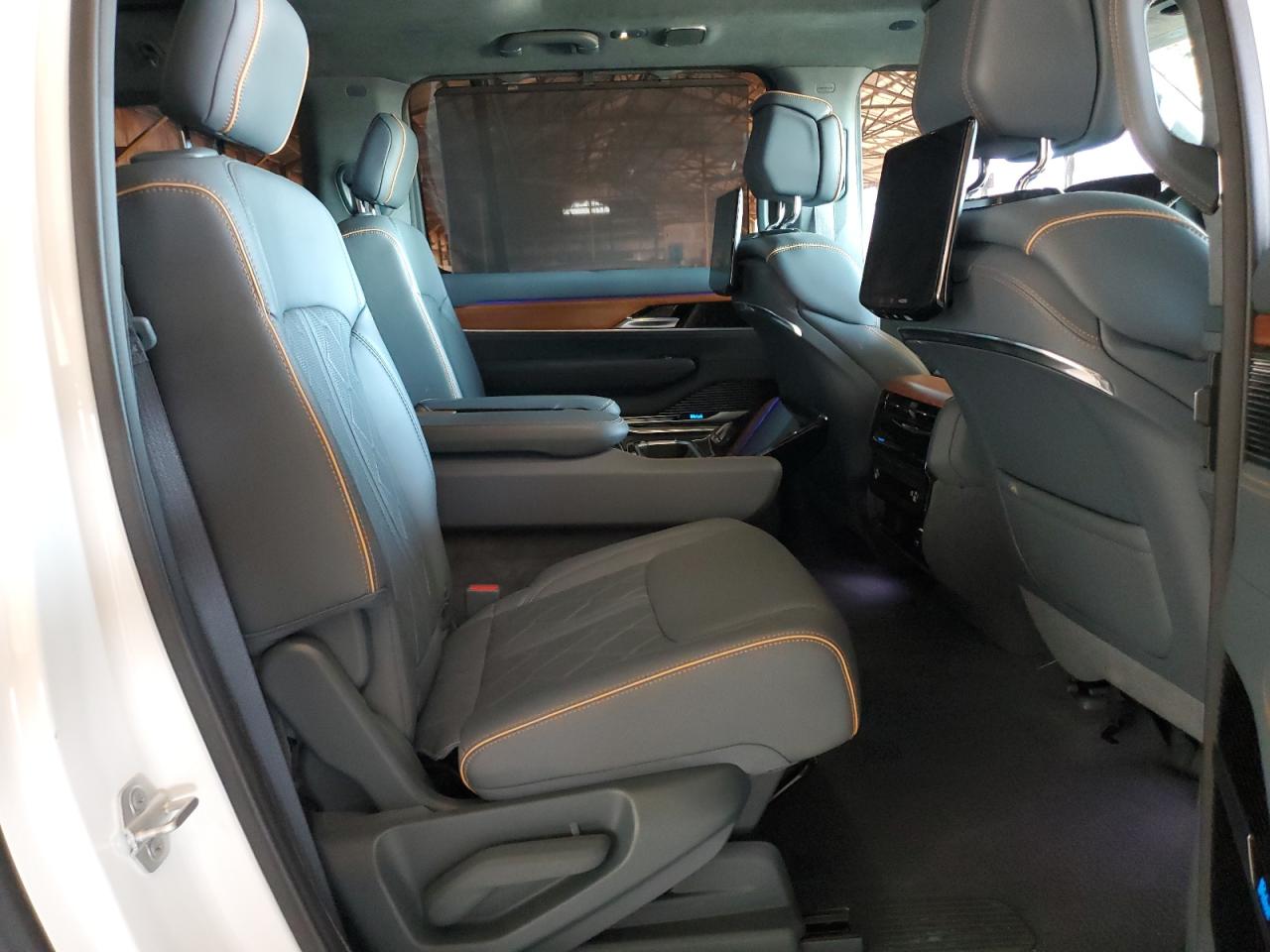 Автомобиль JEEP GRAND WAGONEER L SERIES III 2023 | GrandCar Автомобиль JEEP GRAND WAGONEER L SERIES III 2023 | GrandCar