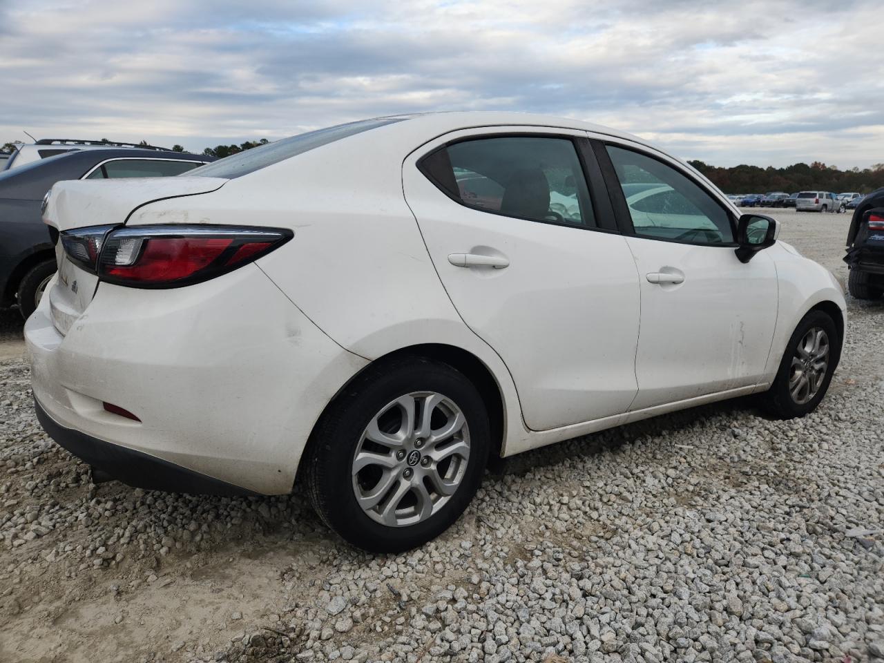 Автомобіль TOYOTA YARIS IA 2017 | GrandCar Автомобіль TOYOTA YARIS IA 2017 | GrandCar