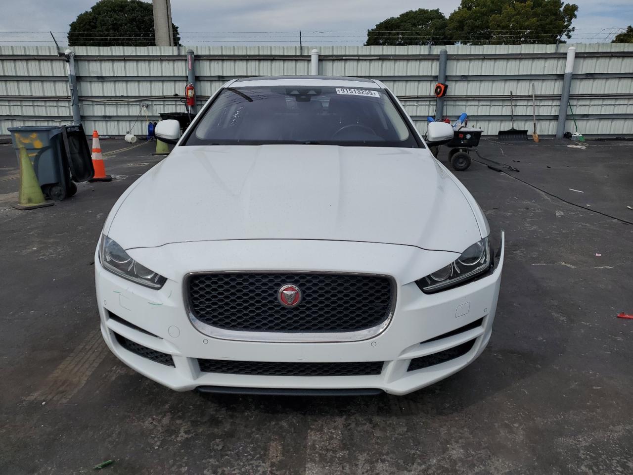 Автомобиль JAGUAR XE PRESTIGE 2017 | GrandCar Автомобиль JAGUAR XE PRESTIGE 2017 | GrandCar