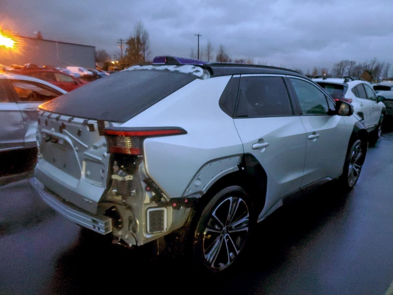 Автомобиль TOYOTA BZ4X XLE 2023 | GrandCar Автомобиль TOYOTA BZ4X XLE 2023 | GrandCar