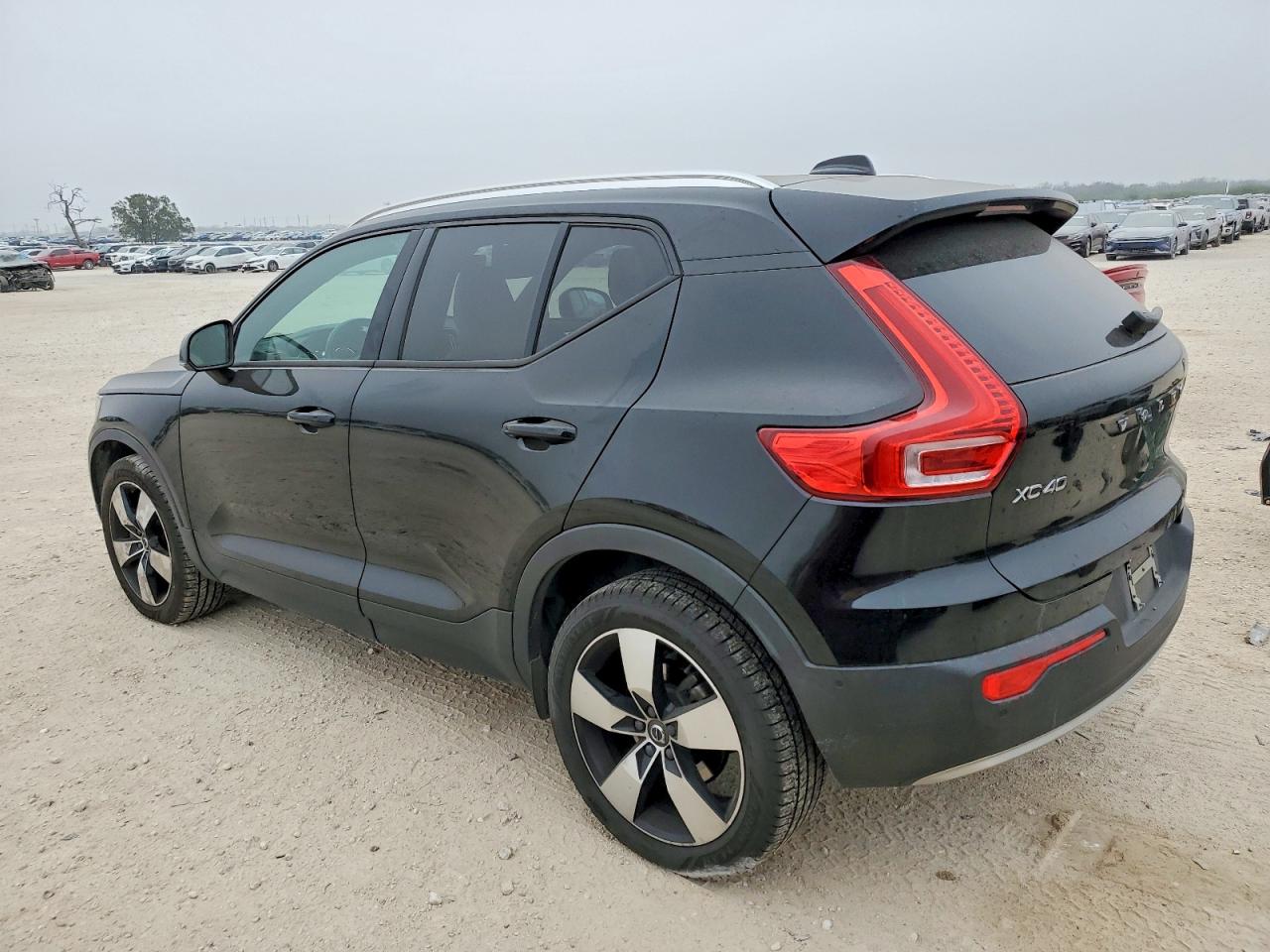 Автомобиль VOLVO XC40 T5 MOMENTUM 2019 | GrandCar Автомобиль VOLVO XC40 T5 MOMENTUM 2019 | GrandCar