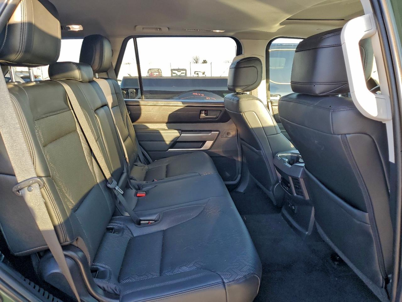 Автомобіль TOYOTA SEQUOIA SR5 2023 | GrandCar Автомобіль TOYOTA SEQUOIA SR5 2023 | GrandCar