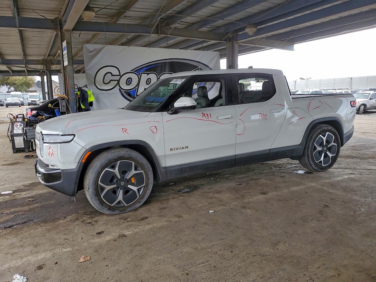 Автомобиль RIVIAN R1T ADVENTURE 2023 | GrandCar