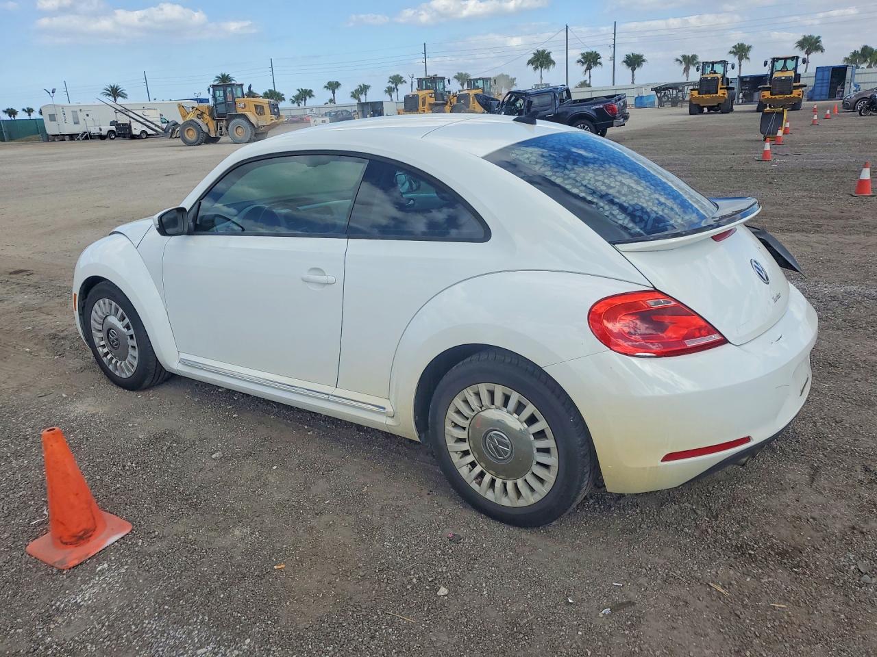 Автомобиль VOLKSWAGEN BEETLE SE 2016 | GrandCar Автомобиль VOLKSWAGEN BEETLE SE 2016 | GrandCar