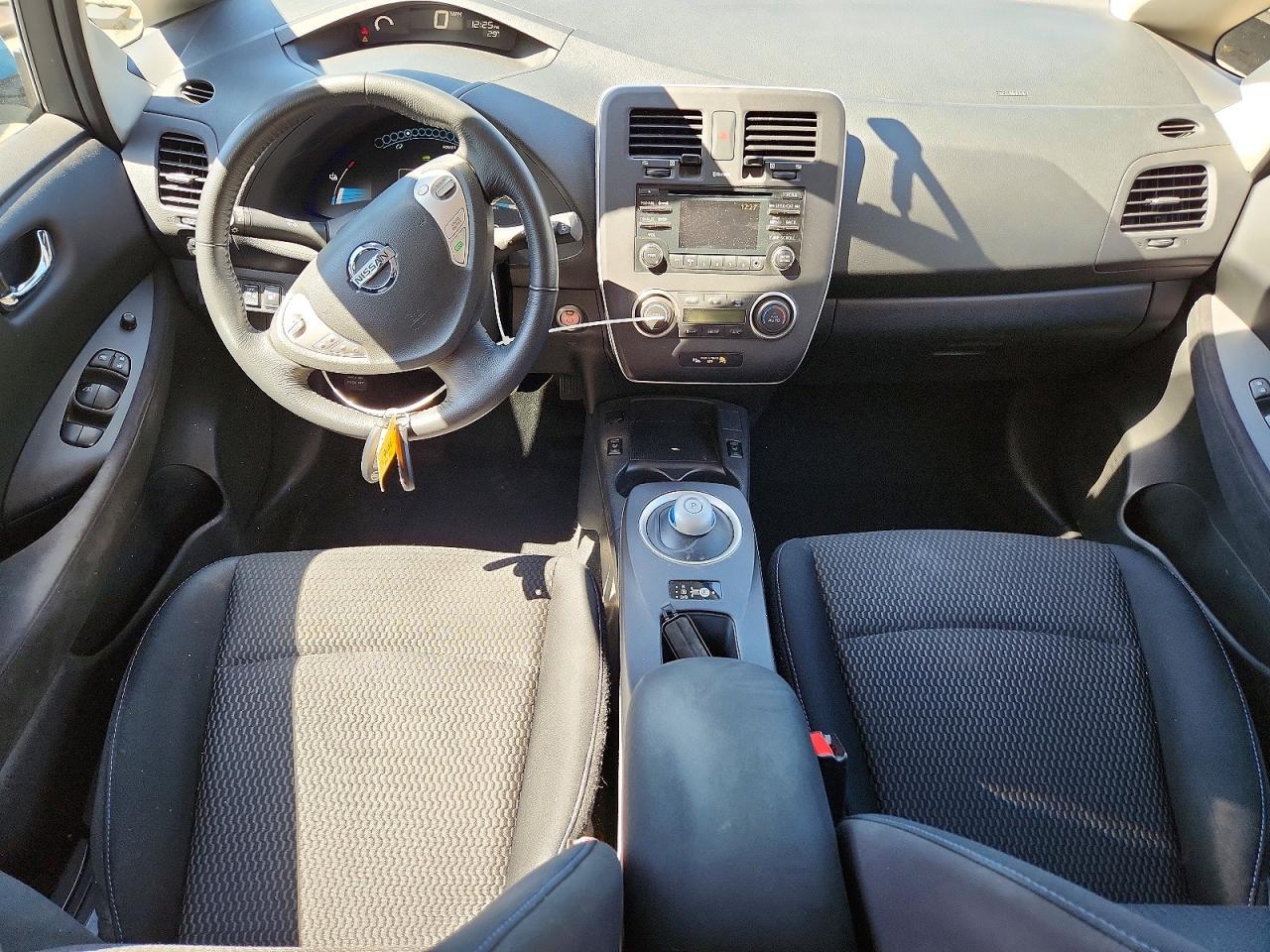 Автомобиль NISSAN LEAF S 2015 | GrandCar Автомобиль NISSAN LEAF S 2015 | GrandCar